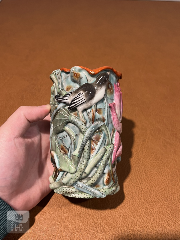 清中期 粉彩浮雕荷塘翠鸟笔筒 - 图3